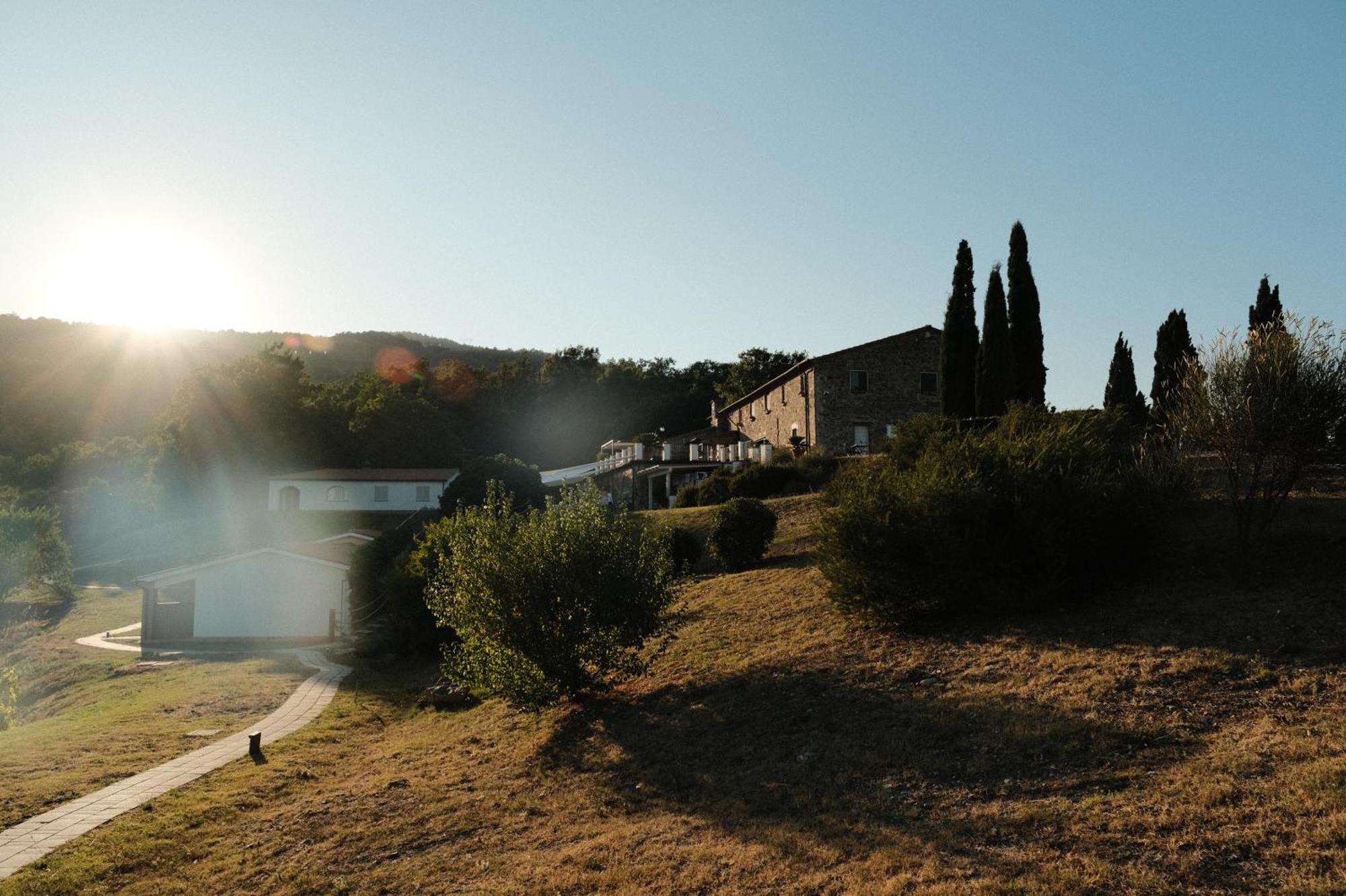 Vin Hotel - Wine Resort And Agriturismo Montieri ภายนอก รูปภาพ