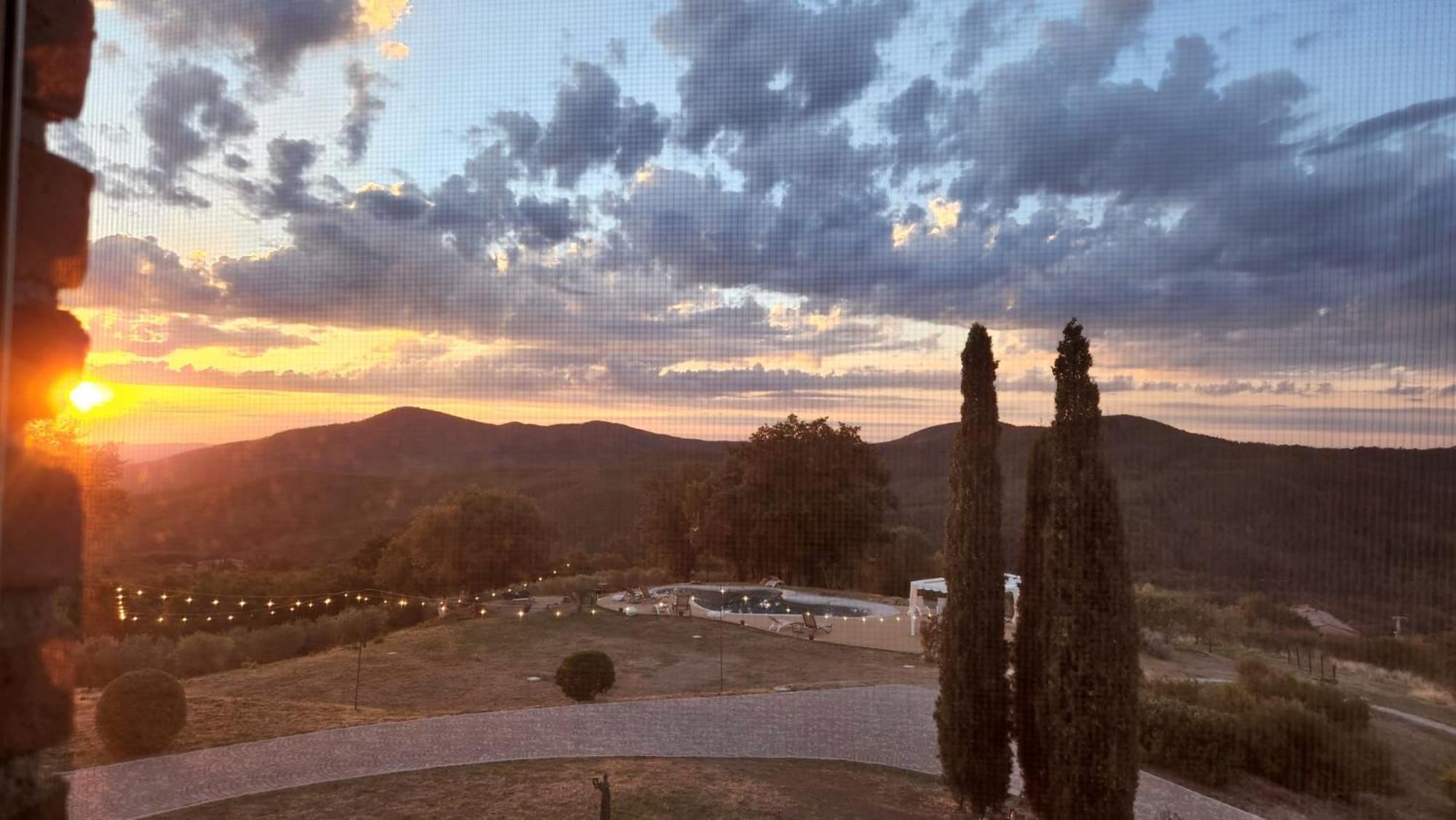 Vin Hotel - Wine Resort And Agriturismo Montieri ภายนอก รูปภาพ